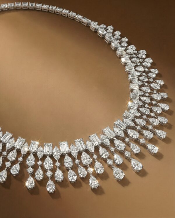 สร้อยคอเพชรแท้ดีไซน์ระย้าประดับเพชรรูปหยดน้ำและเอ็มเมอรัลคัทสำหรับเจ้าสาว