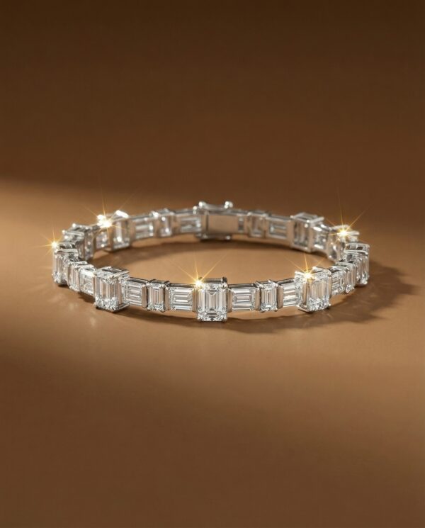 สร้อยข้อมือเพชรแท้ดีไซน์หรูประดับเพชร Emerald Cut และ Baguette Cut เรียงสลับกันอย่างสวยงามสไตล์ Art Deco