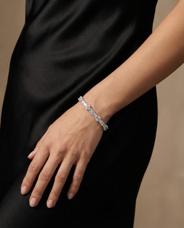 สร้อยข้อมือเพชรแท้ดีไซน์หรูประดับเพชร Emerald Cut และ Baguette Cut เรียงสลับกันอย่างสวยงามสไตล์ Art Deco