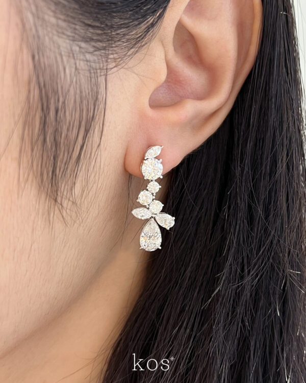 ต่างหูเพชรแท้ดีไซน์เจ้าสาว Amata Dangling Earrings จาก KOS Jewelry เพชรทรงหยดน้ำและมาร์คีส์แบบห้อยระย้า สำหรับงานแต่งงานหรู