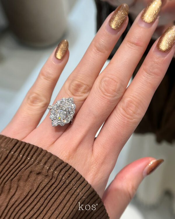 แหวนหมั้นเพชรทรงโอวัลล้อมเพชร ตัวเรือนทองคำขาวประดับเพชรที่ก้านแหวน