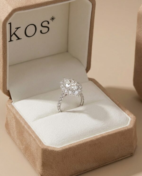 แหวนหมั้นเพชรทรงโอวัลล้อมเพชร ตัวเรือนทองคำขาวประดับเพชรที่ก้านแหวน