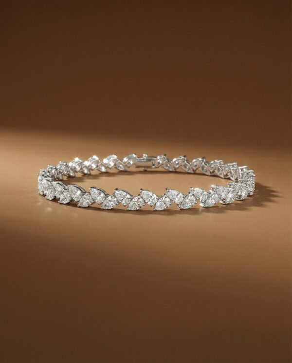 สร้อยข้อมือเพชรทรง หยดน้ำ วางสลับกัน