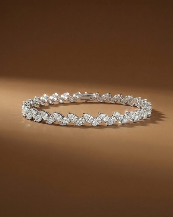 สร้อยข้อมือเพชรทรง หยดน้ำ วางสลับกัน