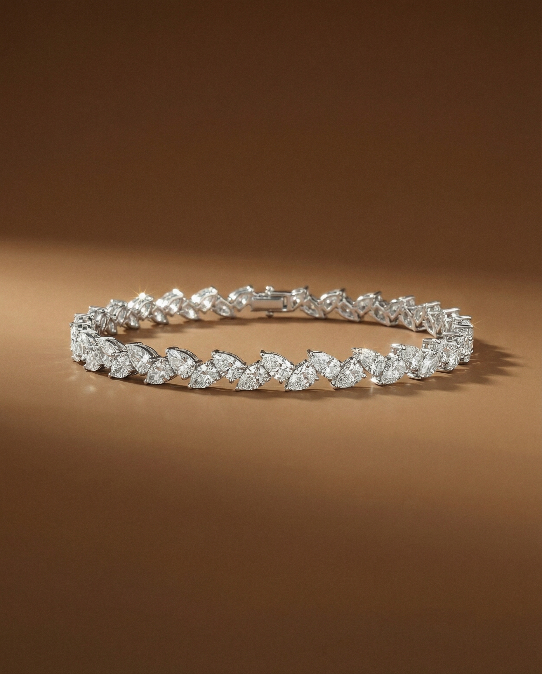 สร้อยข้อมือเพชรทรง หยดน้ำ วางสลับกัน