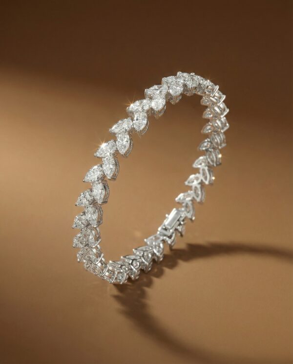 สร้อยข้อมือเพชรทรง หยดน้ำ วางสลับกัน