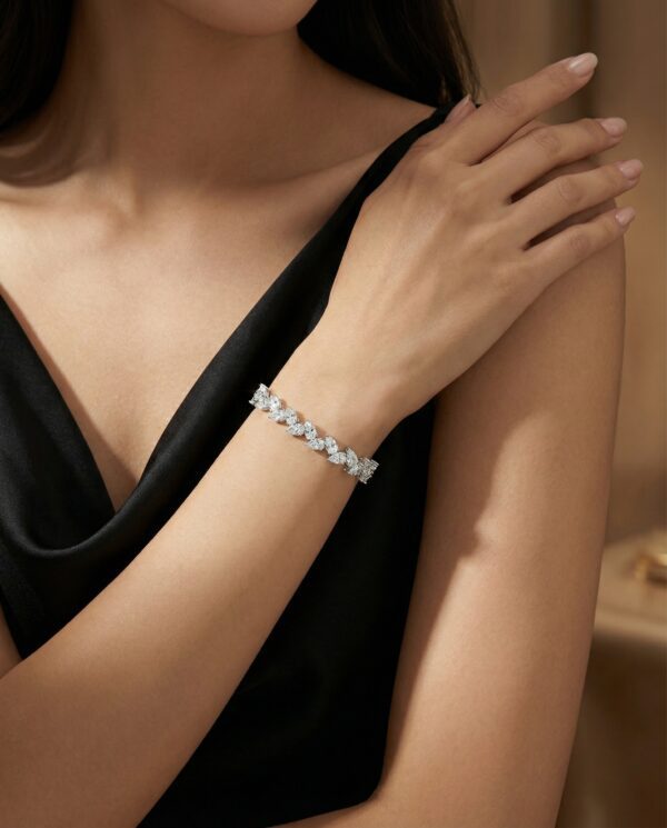 สร้อยข้อมือเพชรทรง หยดน้ำ วางสลับกัน