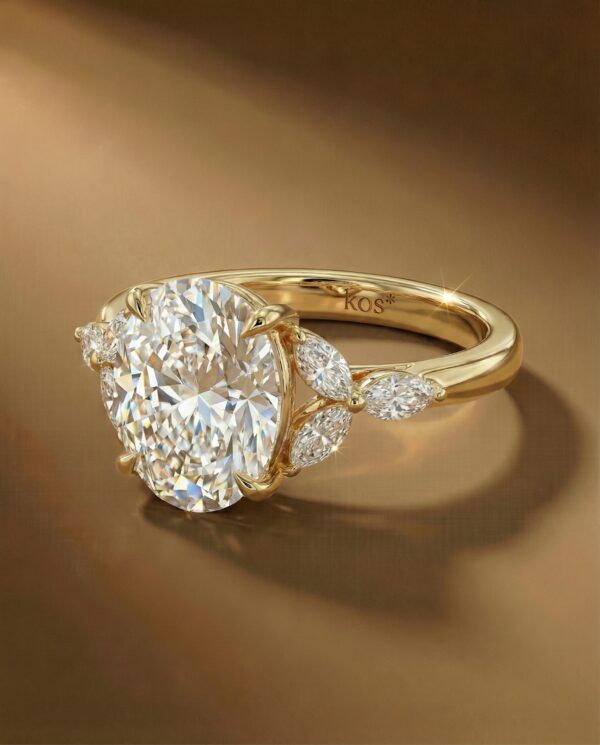 แหวนเพชรทรง Oval ล้อมข้างด้วยเพชร Marquise 3 เม็ดตัวเรือนทองคำ