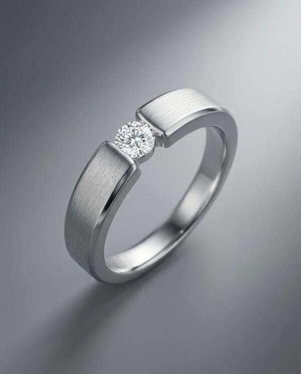 แหวนเพชรชายดีไซน์โมเดิร์น-ผิวสัมผัสขัดด้านตัดขอบเงา-แบรนด์-kos