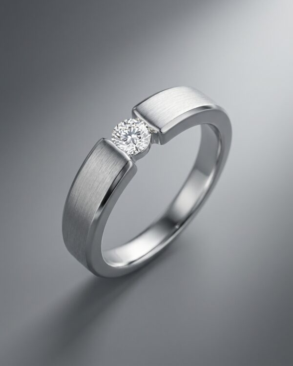 แหวนเพชรชายดีไซน์โมเดิร์น-ผิวสัมผัสขัดด้านตัดขอบเงา-แบรนด์-kos