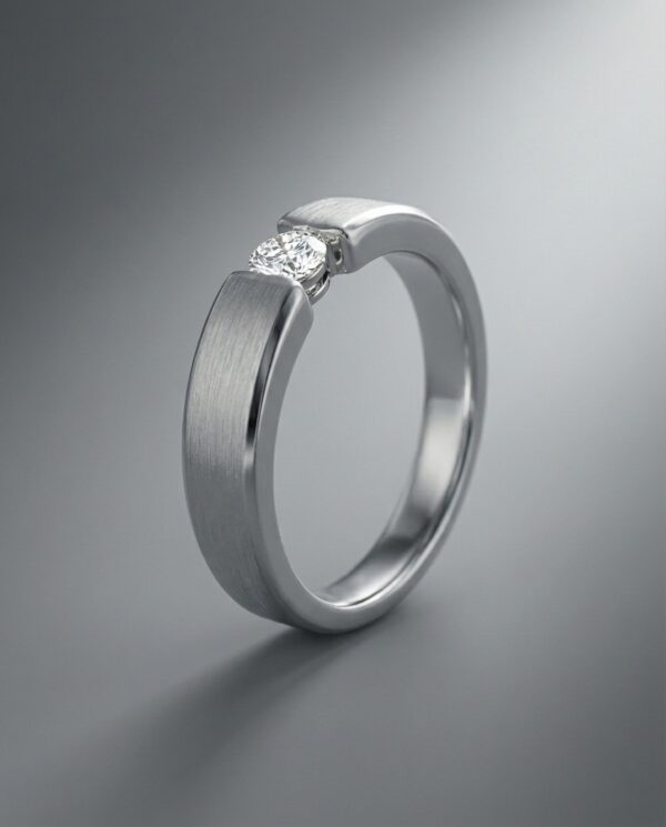 แหวนเพชรชายดีไซน์โมเดิร์น-ผิวสัมผัสขัดด้านตัดขอบเงา-แบรนด์-kos