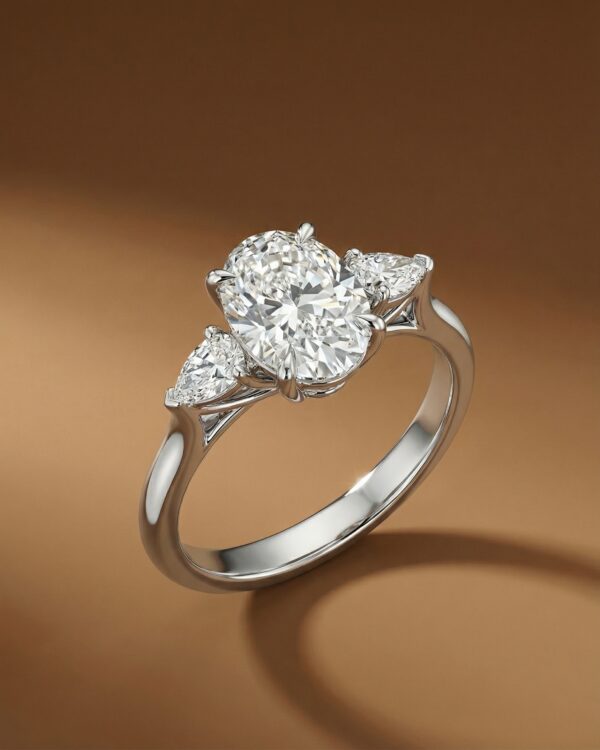 แหวนหมั้นเพชร 3 เม็ด ดีไซน์เพชร Oval ขนาบด้วยเพชรทรงหยดน้ำ-แบรนด์-kos