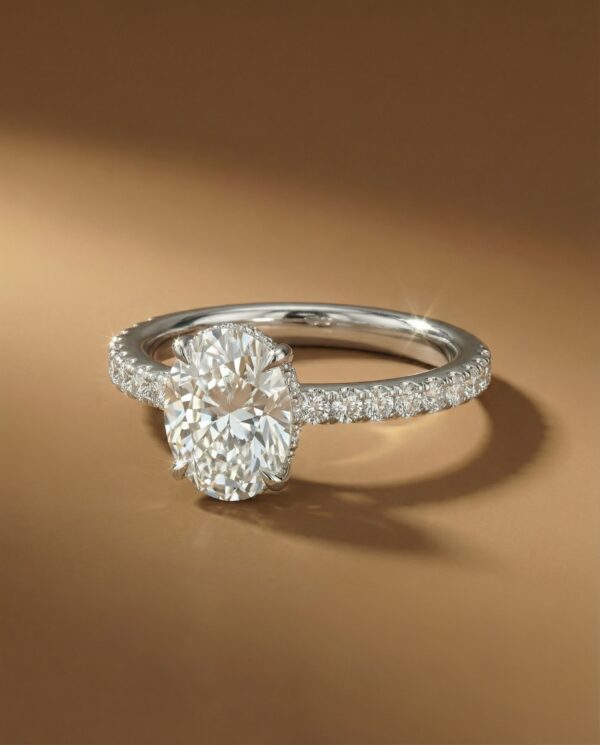 แหวนหมั้นเพชร Oval Cut ก้านฝังเพชร Pavé และ Hidden Halo-แบรนด์-kos