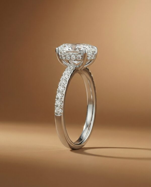 แหวนหมั้นเพชร Oval Cut ก้านฝังเพชร Pavé และ Hidden Halo-แบรนด์-kos