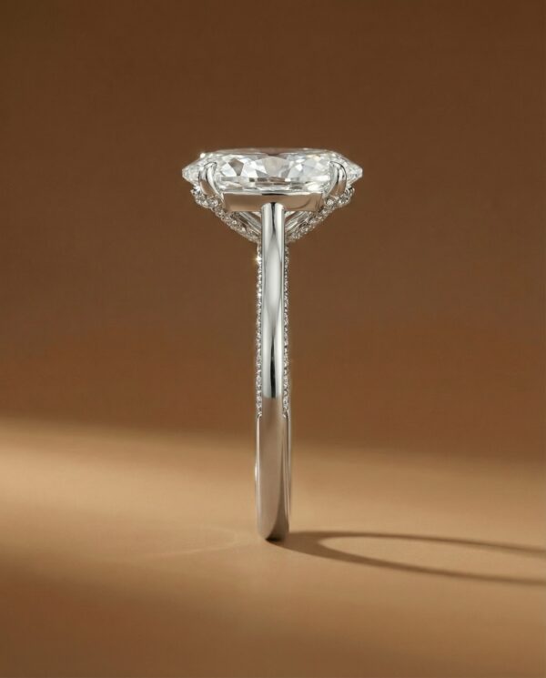 แหวนหมั้นเพชร Oval Cut ดีไซน์ฝังเพชรจิกไข่ปลารอบตัวเรือนและหนามเตย-แบรนด์-kos