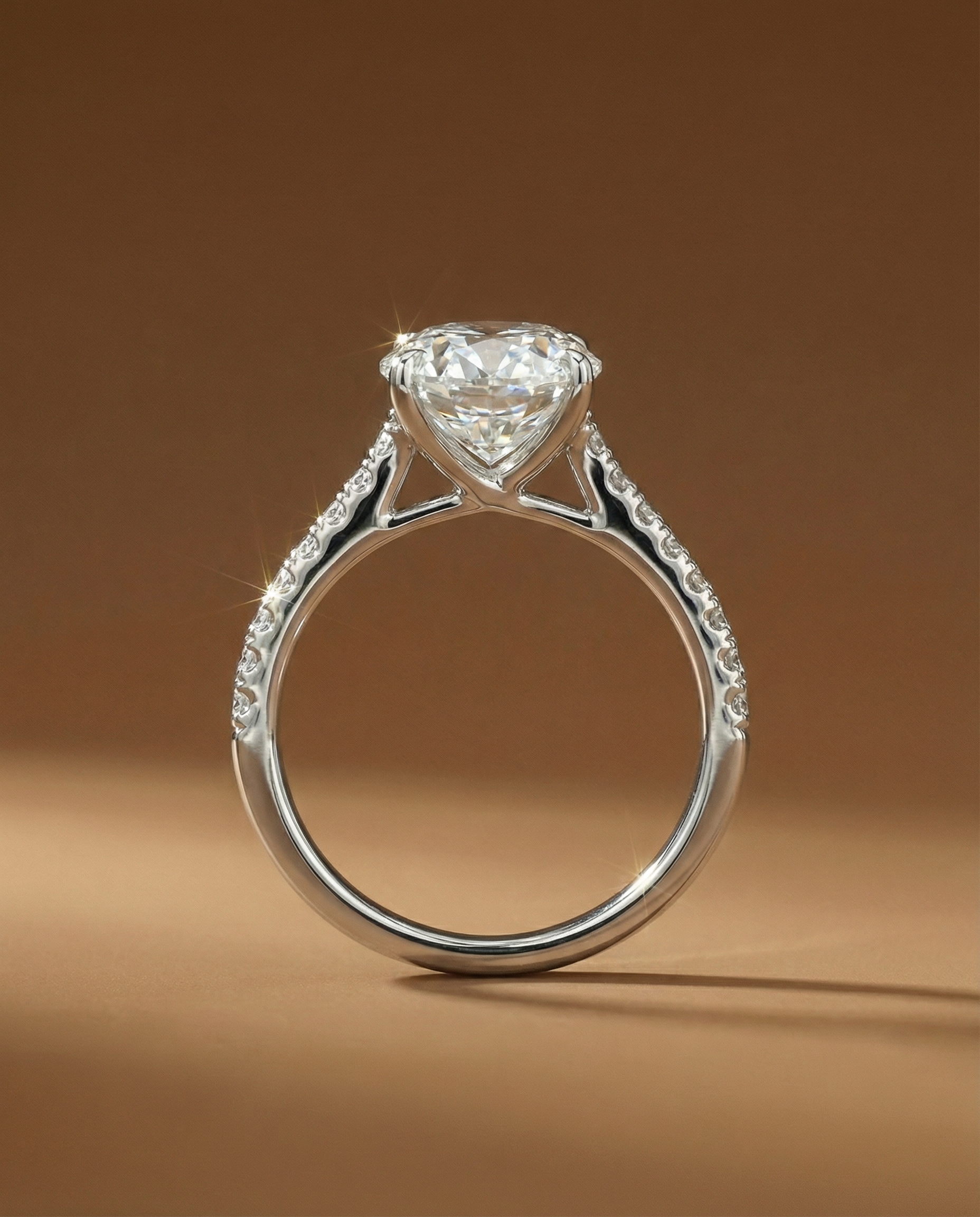 แหวนหมั้นเพชรรูปไข่-ก้านเพชรแถว-ด้านข้าง