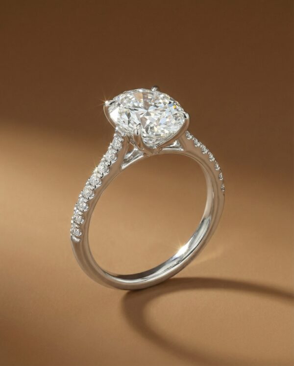 แหวนหมั้นเพชรรูปไข่-ก้านเพชรแถว-ด้านข้าง