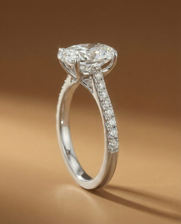 แหวนหมั้นเพชรรูปไข่-ก้านเพชรแถว-ด้านข้าง