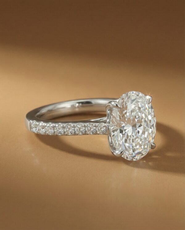 แหวนหมั้นเพชรรูปไข่-ก้านเพชรแถว-ด้านข้าง