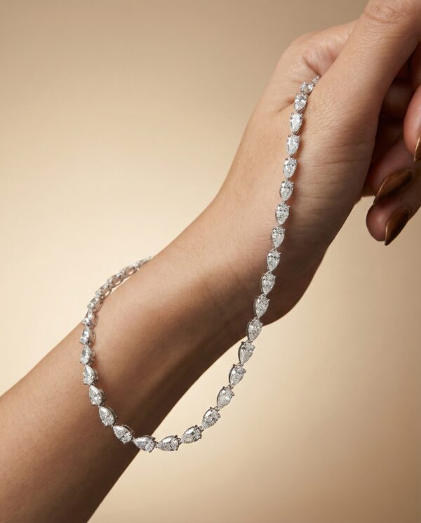 สร้อยคอเพชรหยดน้ำรอบคอ