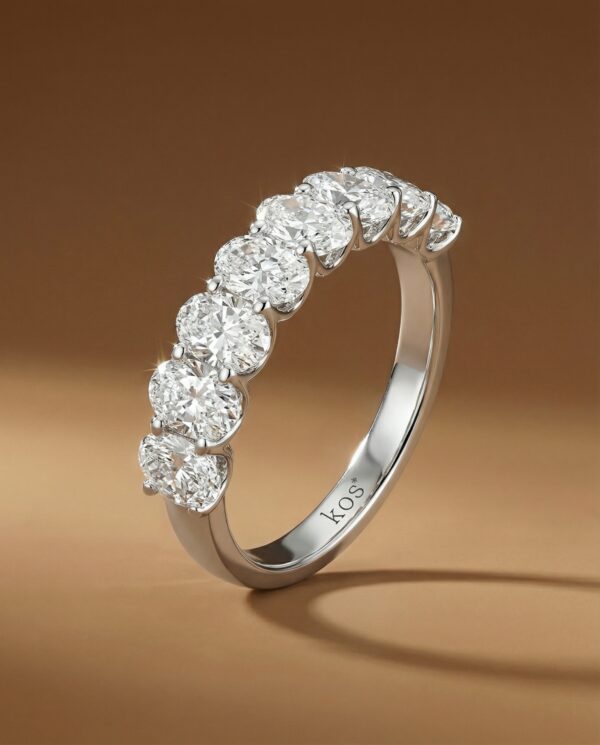 แหวนเพชรแถวทรง Oval ตัวเรือนทองคำขาวดีไซน์หรูหรา