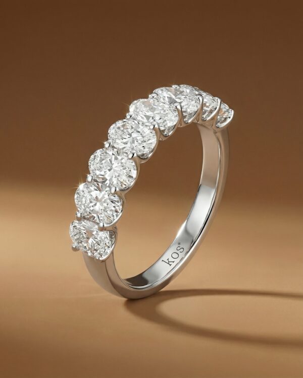 แหวนเพชรแถวทรง Oval ตัวเรือนทองคำขาวดีไซน์หรูหรา