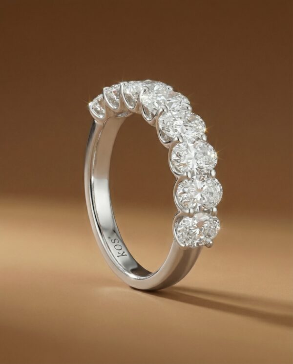 แหวนเพชรแถวทรง Oval ตัวเรือนทองคำขาวดีไซน์หรูหรา