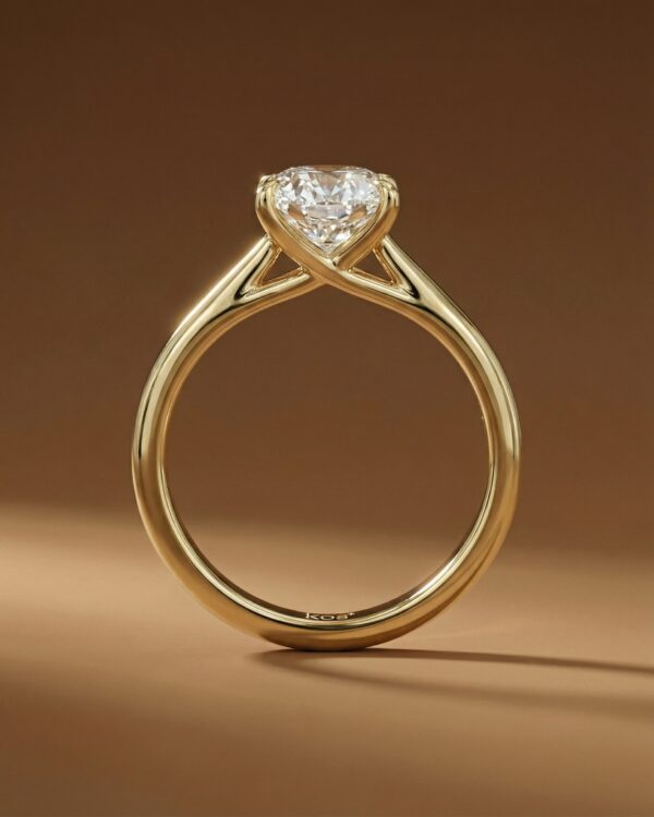 แหวนเพชรเม็ดเดี่ยวทรง Oval ตัวเรือนทอง ดีไซน์ก้าน Cathedral ไขว้