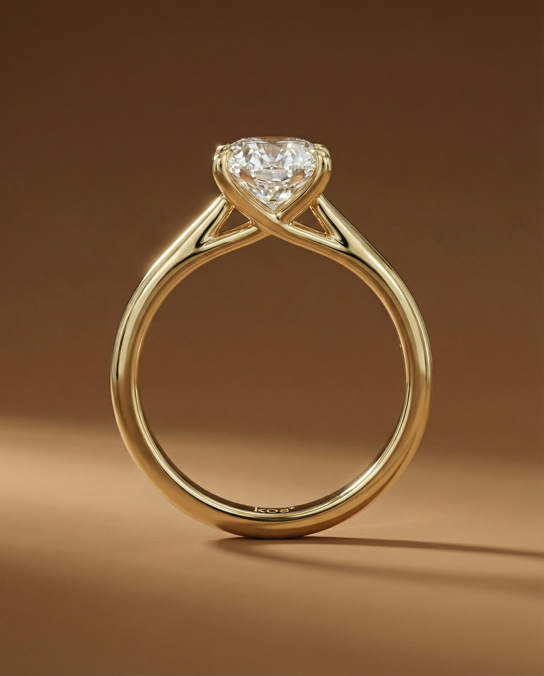 แหวนเพชรเม็ดเดี่ยวทรง Oval ตัวเรือนทอง ดีไซน์ก้าน Cathedral ไขว้