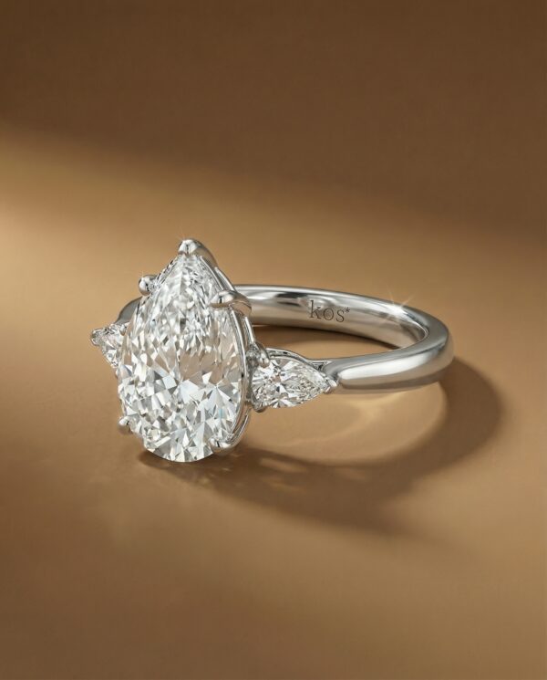 แหวนหมั้นเพชรทรงหยดน้ำ Pear Shape ดีไซน์เพชร 3 เม็ดบนตัวเรือนทองคำขาว