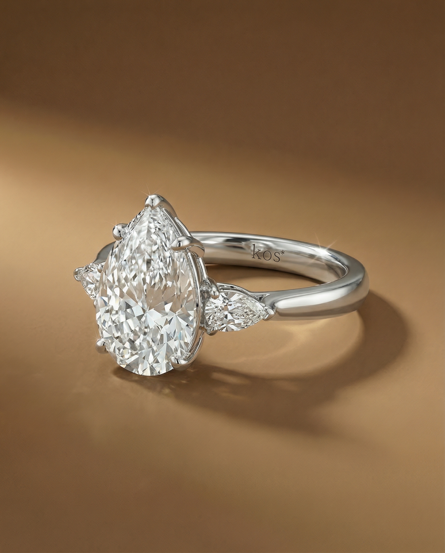 แหวนหมั้นเพชรทรงหยดน้ำ Pear Shape ดีไซน์เพชร 3 เม็ดบนตัวเรือนทองคำขาว