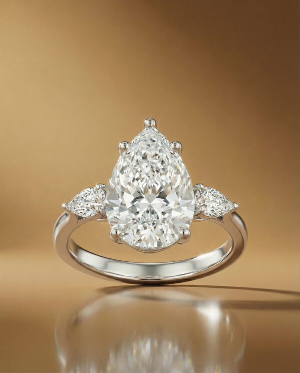 แหวนหมั้นเพชรทรงหยดน้ำ Pear Shape ดีไซน์เพชร 3 เม็ดบนตัวเรือนทองคำขาว