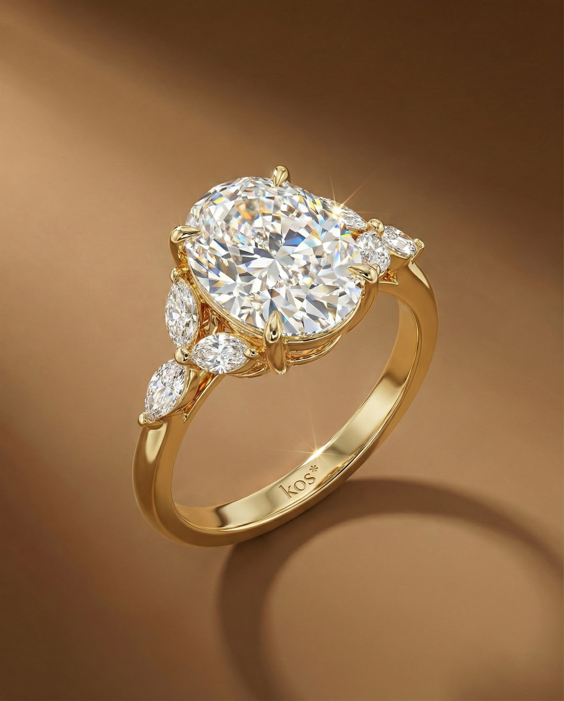 แหวนเพชรทรง Oval ล้อมข้างด้วยเพชร Marquise 3 เม็ดตัวเรือนทองคำ