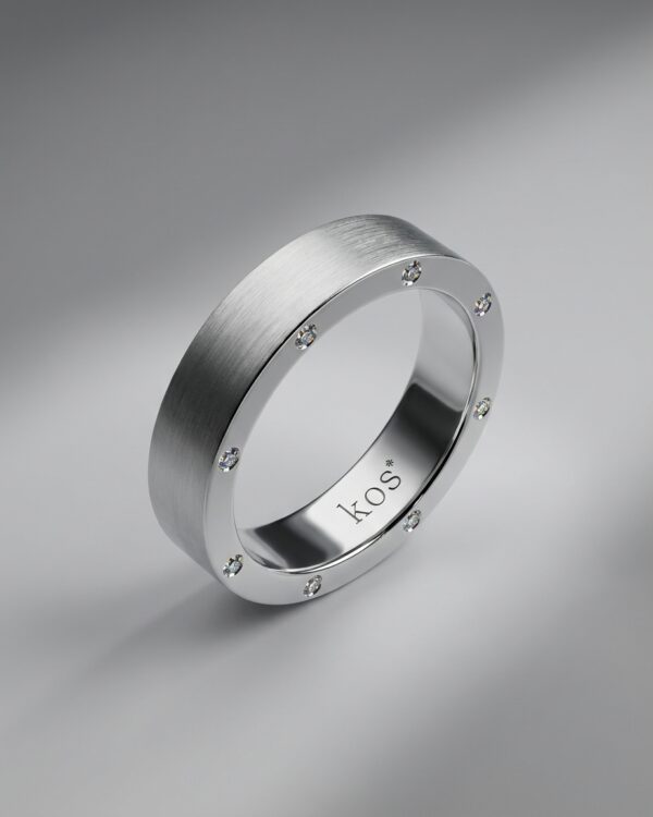 แหวนผู้ชาย KOS ฝังเพชรด้านข้าง ผิวด้าน