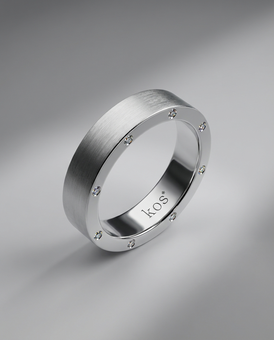 แหวนผู้ชาย KOS ฝังเพชรด้านข้าง ผิวด้าน