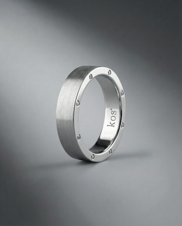 แหวนผู้ชาย KOS ฝังเพชรด้านข้าง ผิวด้าน