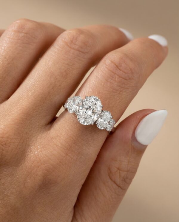 แหวนหมั้น-เพชรทรงรูปไข่-Oval-Cut-Five-Stone-Ring