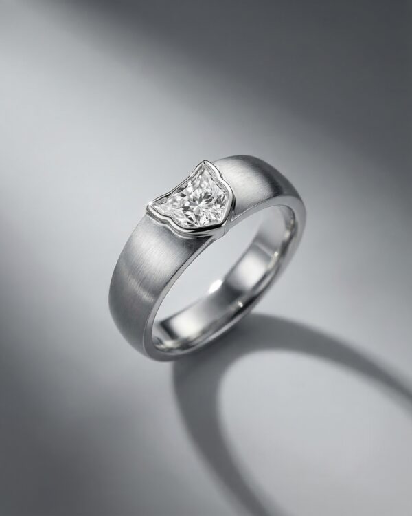 แหวนเพชรรูปหน้าแมว-cat-cut-diamond-ring-white-gold