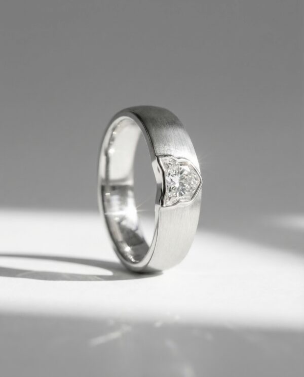 แหวนเพชรรูปหน้าแมว-cat-cut-diamond-ring-white-gold