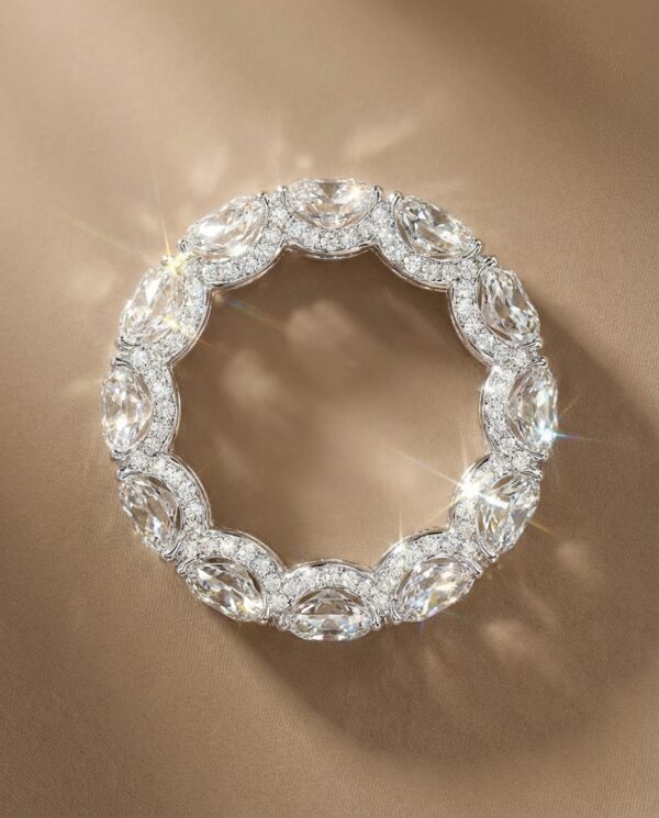 แหวนเพชรรอบวง Eternity Ring ฝังเพชรทรงไข่ล้อมเพชรบริวารทรงกลม ตัวเรือนทองคำขาวดีไซน์หน้ากว้างระยิบระยับหรูหรา