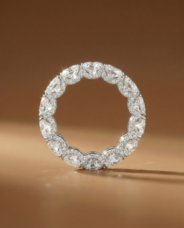 แหวนเพชรรอบวง Eternity Ring ฝังเพชรทรงไข่ล้อมเพชรบริวารทรงกลม ตัวเรือนทองคำขาวดีไซน์หน้ากว้างระยิบระยับหรูหรา