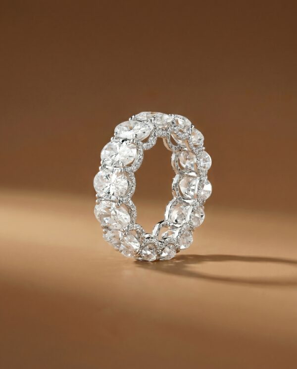 แหวนเพชรรอบวง Eternity Ring ฝังเพชรทรงไข่ล้อมเพชรบริวารทรงกลม ตัวเรือนทองคำขาวดีไซน์หน้ากว้างระยิบระยับหรูหรา