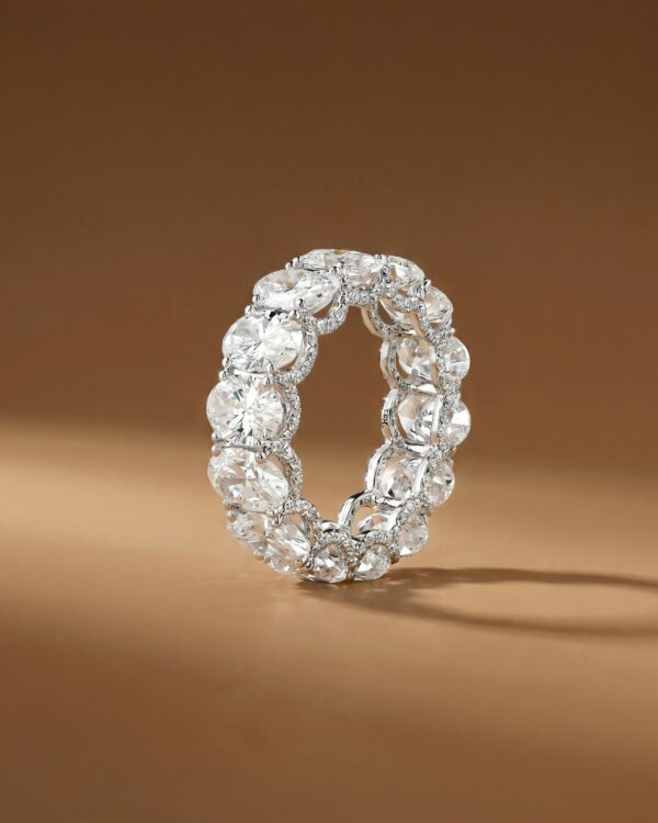 แหวนเพชรรอบวง Eternity Ring ฝังเพชรทรงไข่ล้อมเพชรบริวารทรงกลม ตัวเรือนทองคำขาวดีไซน์หน้ากว้างระยิบระยับหรูหรา