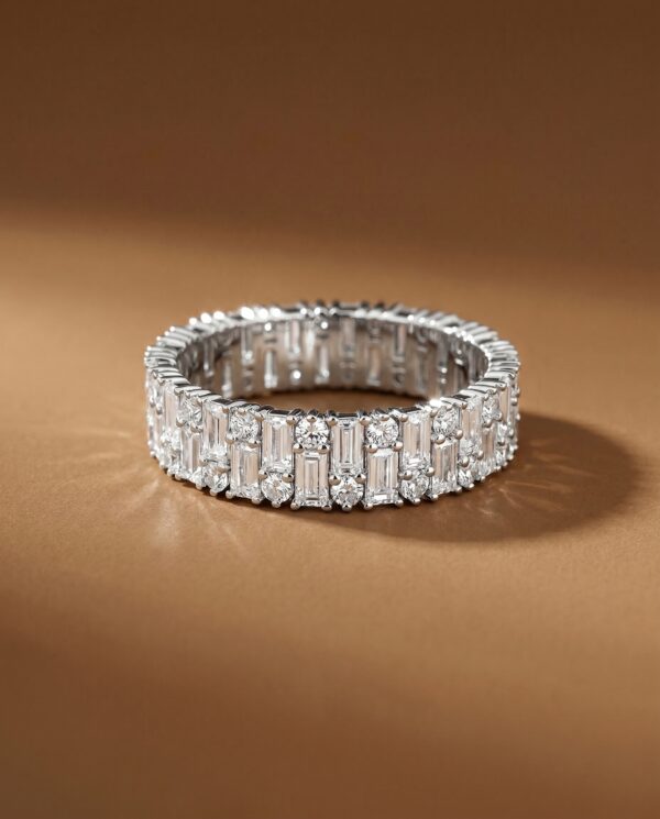 แหวนเพชรรอบวง Eternity Ring ทองคำขาว ฝังเพชรทรงบาแก็ตสลับเพชรทรงกลมสองแถว ดีไซน์แหวนแต่งงานหรูหรา