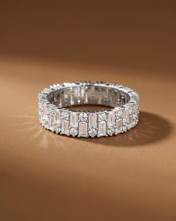 แหวนเพชรรอบวง Eternity Ring ทองคำขาว ฝังเพชรทรงบาแก็ตสลับเพชรทรงกลมสองแถว ดีไซน์แหวนแต่งงานหรูหรา