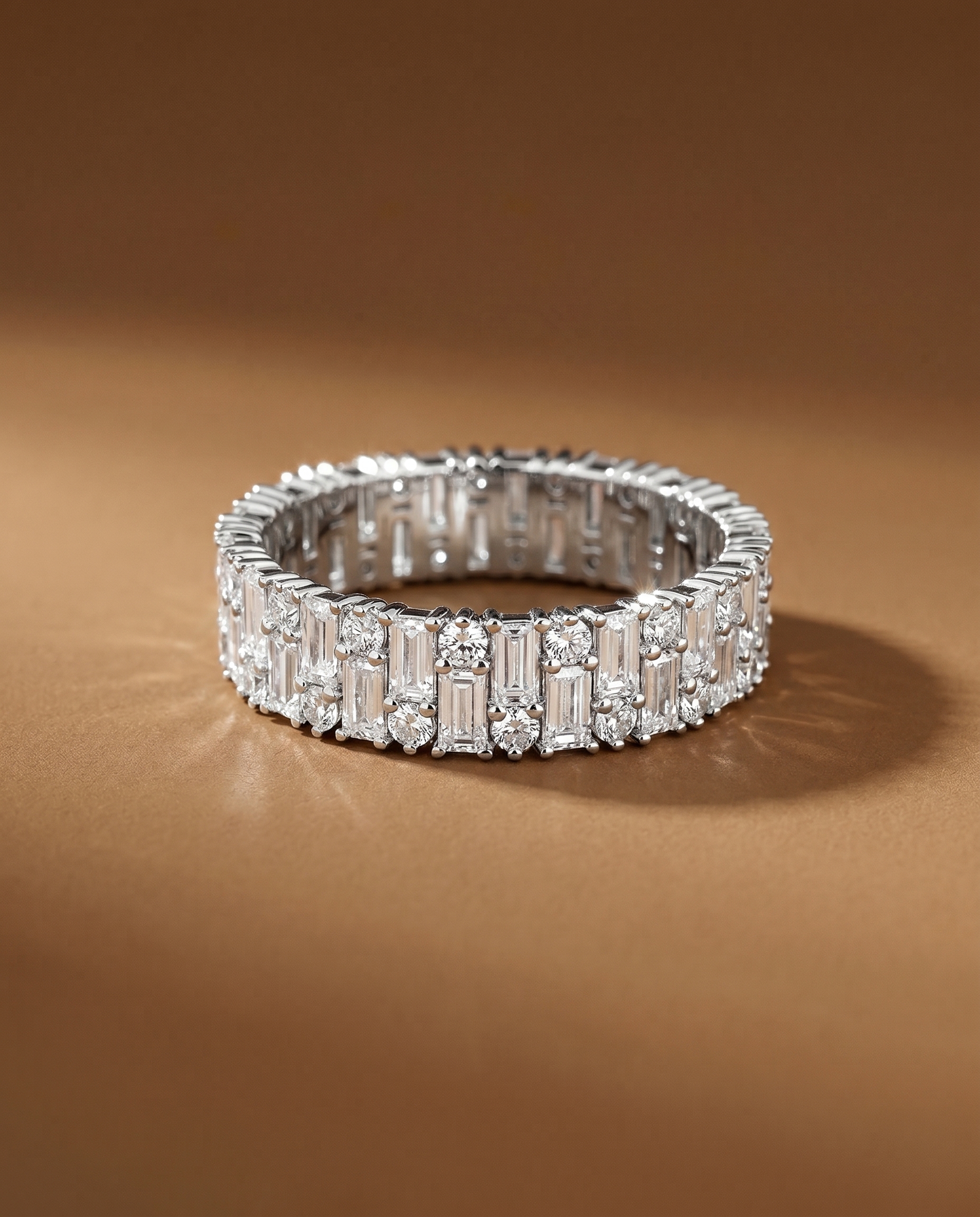 แหวนเพชรรอบวง Eternity Ring ทองคำขาว ฝังเพชรทรงบาแก็ตสลับเพชรทรงกลมสองแถว ดีไซน์แหวนแต่งงานหรูหรา