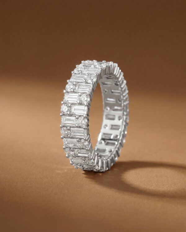 แหวนเพชรรอบวง Eternity Ring ทองคำขาว ฝังเพชรทรงบาแก็ตสลับเพชรทรงกลมสองแถว ดีไซน์แหวนแต่งงานหรูหรา