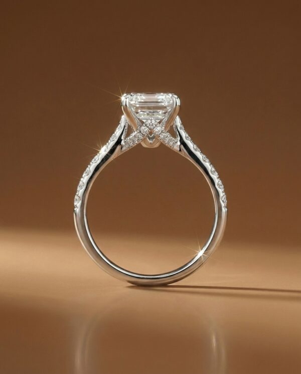 ด้านข้างแหวนเพชร Emerald Cut ดีไซน์บ่าแหวนไขว้ฝังเพชร