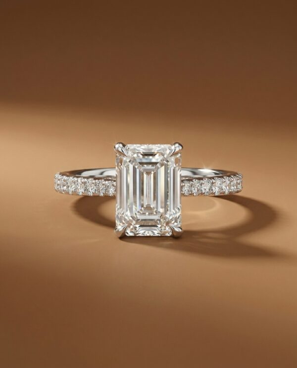 ด้านข้างแหวนเพชร Emerald Cut ดีไซน์บ่าแหวนไขว้ฝังเพชร