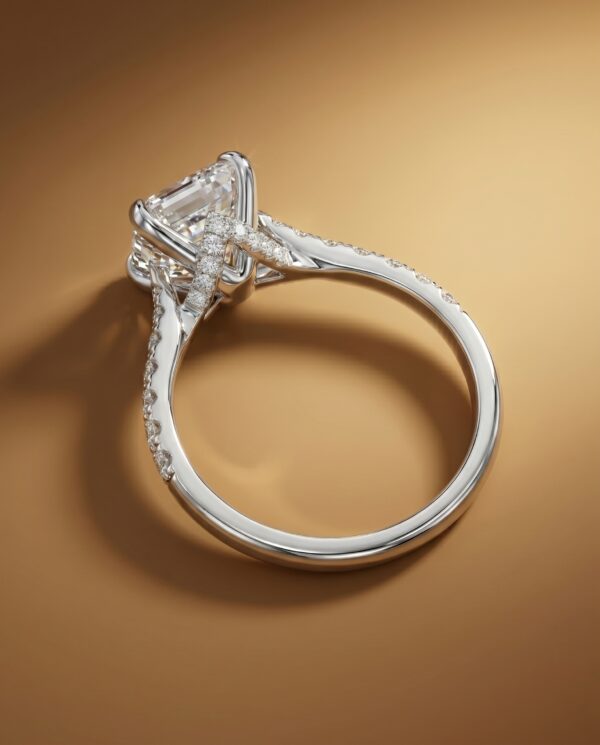 ด้านข้างแหวนเพชร Emerald Cut ดีไซน์บ่าแหวนไขว้ฝังเพชร